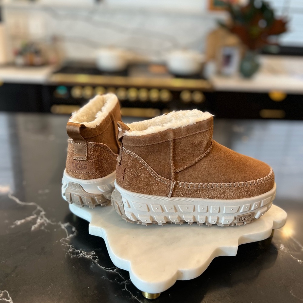 UGG *New With Tags* Venture Daze Mini Boot, Chestnut, Size 6